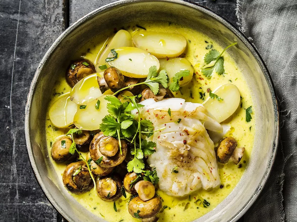 Cabillaud, Sauce Safrané Aux Petits Champignons Et Pommes De Terre Ratte