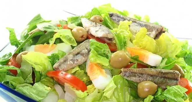 Salade de sardine, olives et tomates