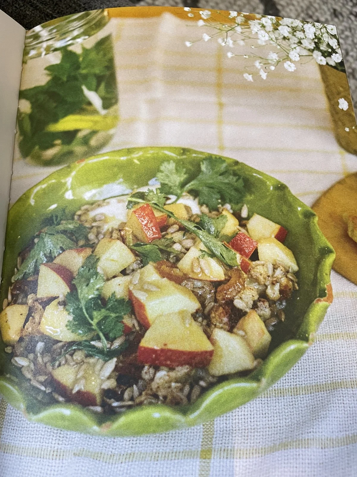Salade d'avocat, mangue, féta, menthe, pain pitta