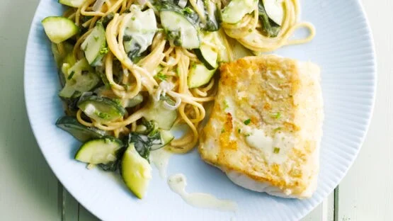 Pavé de lieu jaune aux spaghetis et courgettes