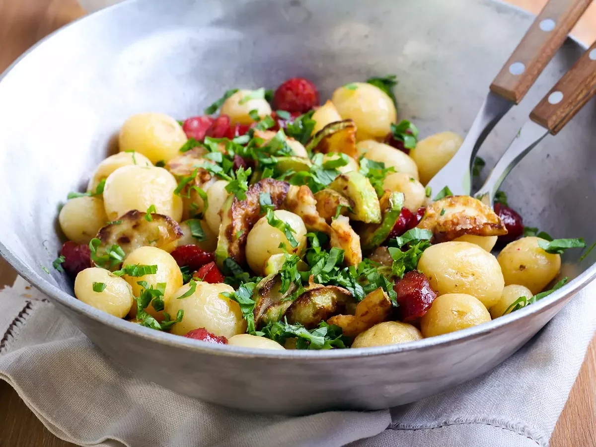 Pommes de terre sautées aux saucisses et courgettes
