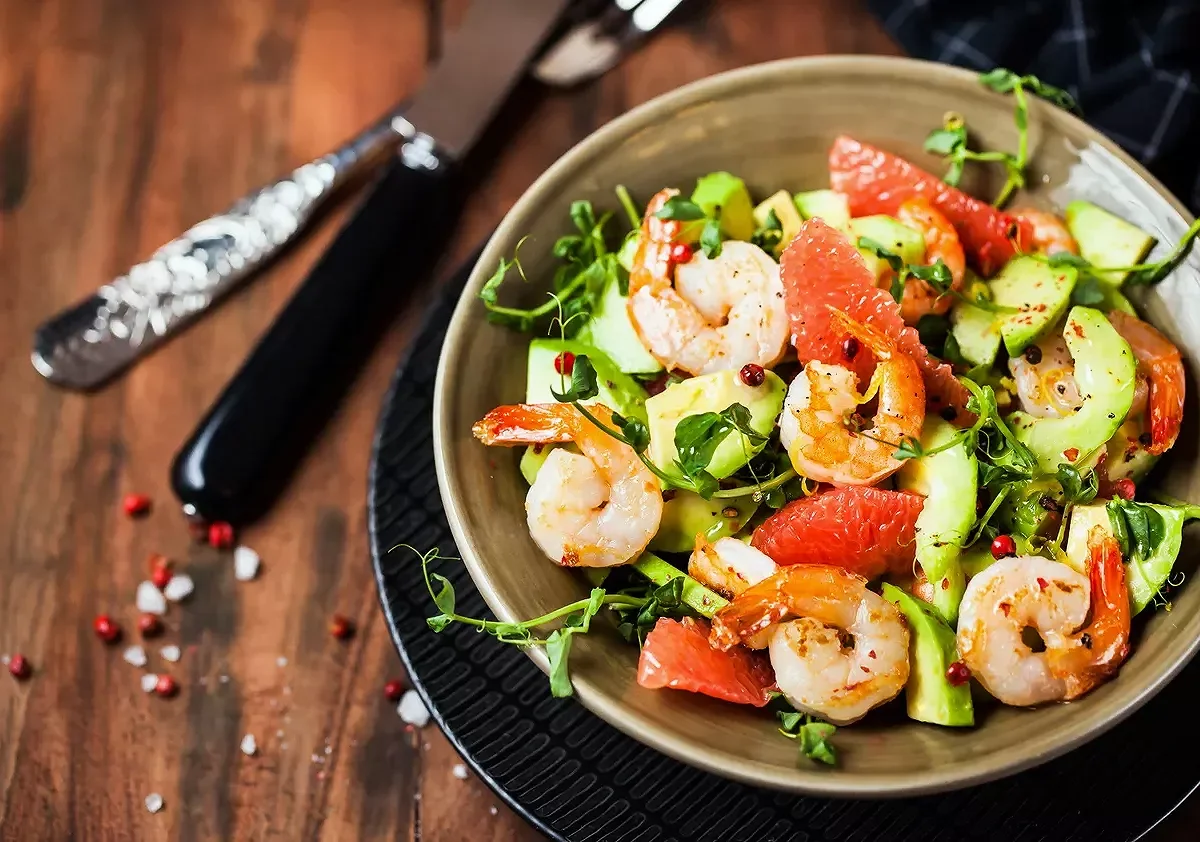 Salade D'avocats Et Pamplemousses Aux Crevettes